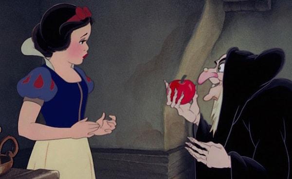 1. "Pamuk Prenses'in Korkulu Maceraları" adlı oyuncakta bulunan elma dekoru artık hologram. Çünkü insanların elmayı çalıp durmalarından bıkmışlar.