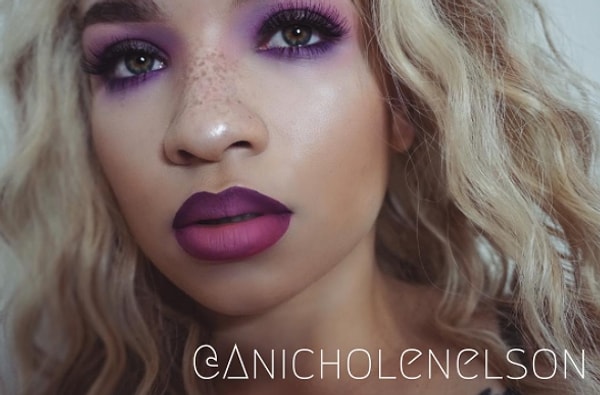 13. Она нанесла много косметики, но что по поводу ее веснушек?