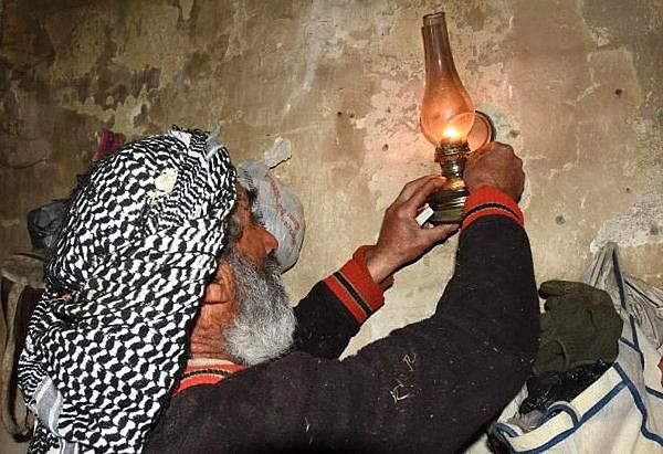 Huzurlu fakat, şartlar itibariyle zorlu bir hayat: Muhan köyde elektrik olmadığı için geceleri gaz lambasıyla evini aydınlatıyor