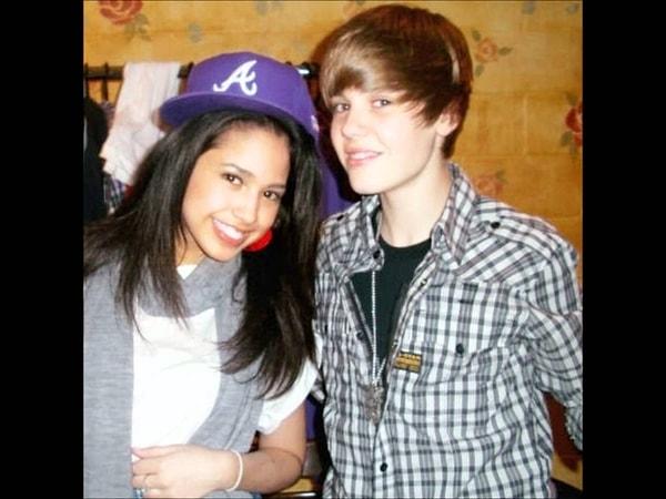 16. Justin Bieber da genç yaşına rağmen kendisini dünya çapında şöhrete kavuşturan şarkının klibindeki esas kızla aşk yaşadı.