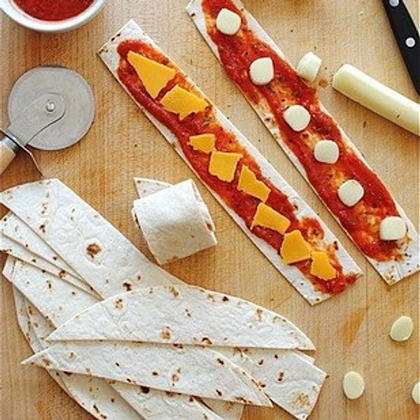 7. Рулетики из лаваша с сыром и помидорами