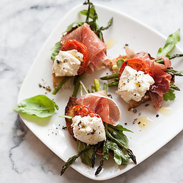 16. Салат из помидоров и спаржи с сыром