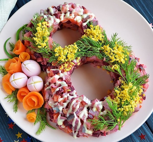 8. Салат в виде восьмерки