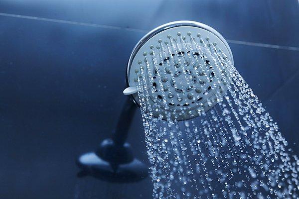 Hollanda’da 3000 farklı kişi üzerinde yürütülen araştırmada, yaşları 18 ile 55 arasında değişen deneklerden 30 gün boyunca 30, 60 ve 90 saniyelik sürelerde soğuk duş almaları istendi.