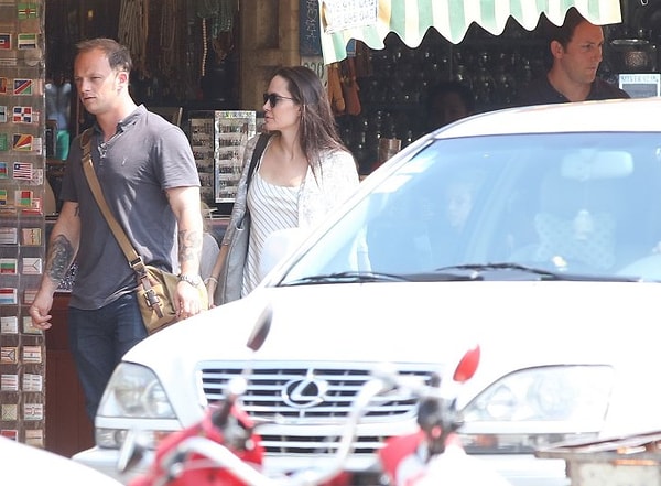 4. Все это время ее поклонники терялись в догадках: кто же станет новым избранником Энджи и появится ли он вообще?