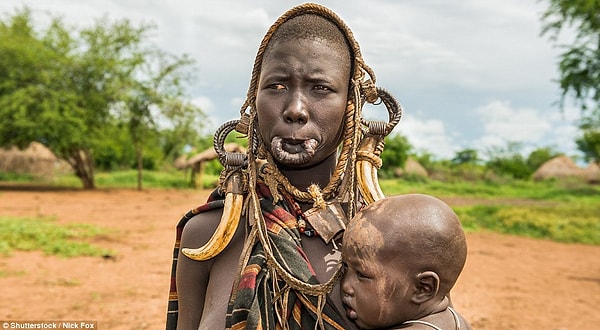 6. Эта женщина Мурси не носит свою губную пластину, и на ее месте остается зияющая дыра