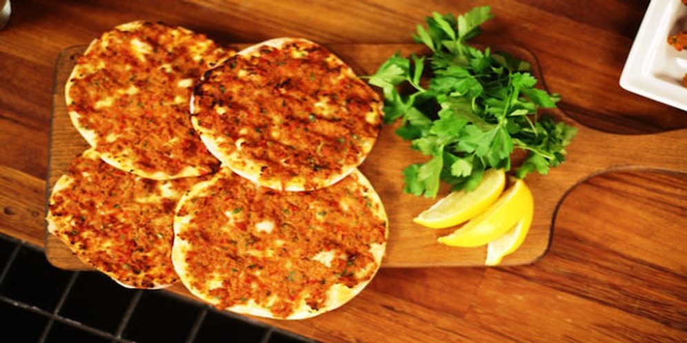 Yeme Ritüeliyle Bile Başlı Başına Efsane Olan Lahmacun Tarifi