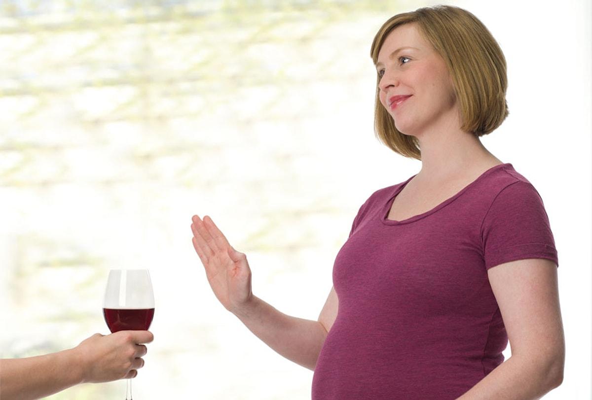 Пьющие беременные после. Вредные привычки беременной. Пьющие беременные женщины. Беременные женщины в возрасте.