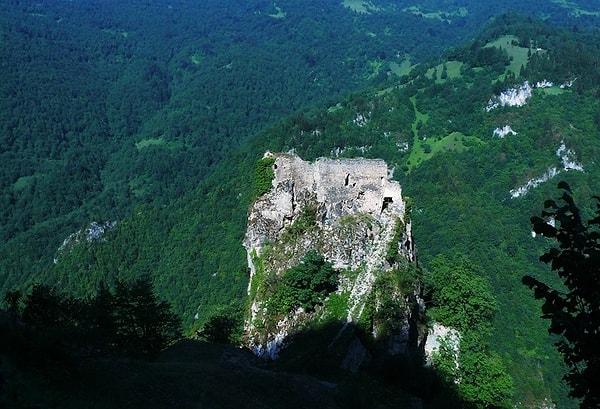 10. Dağın içine gizlenmiş Peristera Manastırı
