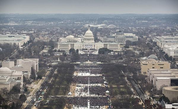 The National Park Service, geçtiğimiz pazartesi günü Donald Trump'ın ve eski başkan Obama'nın törenindeki kuş bakışı fotoğrafları yayınladı.