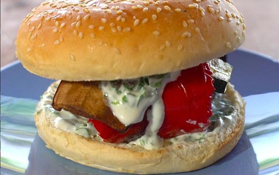 Bahar Gelirken Yiyebileceğiniz En Güzel Şey: Izgara Sebzeli Hamburger Tarifi