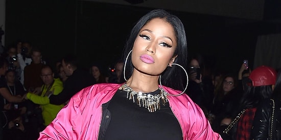 Ники Минаж появилась на Неделе моды в Париже с обнаженной грудью