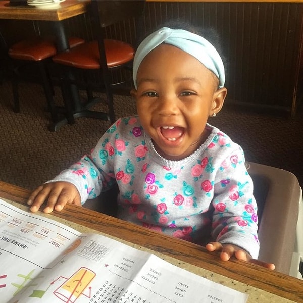 Чтобы заставить Саммер плакать в кроватке, Аарон дал дочери кусочек пиццы, а потом забрал его. Девочка начала рыдать. Так родители смогли сделать этот веселый кадр.