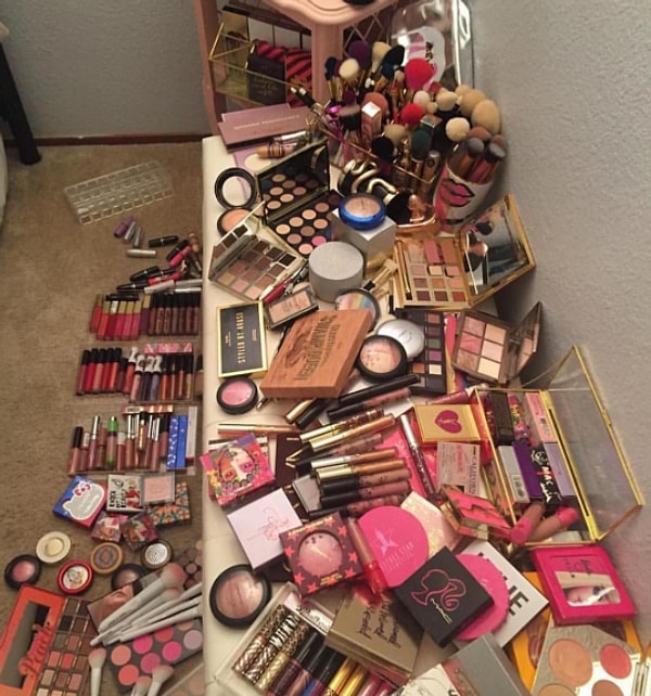 1. Каждый раз ты обещаешь себе перестать покупать косметику.