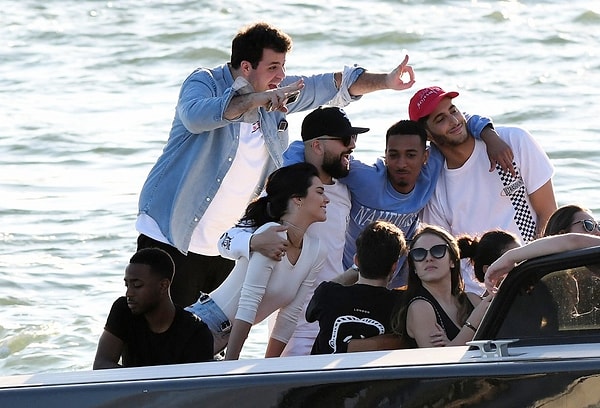 12. Она ведет подростковый образ жизни.