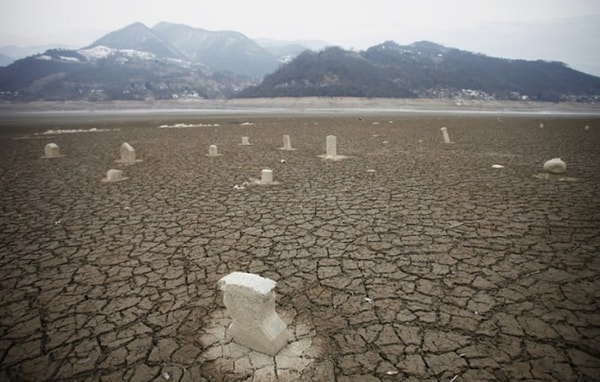 3. Дух, скорее всего, придёт за ВАМИ, если вы посетите озеро Ябланица в Боснии. После того как озеро высохло, на дне случайно обнаружили кладбище.