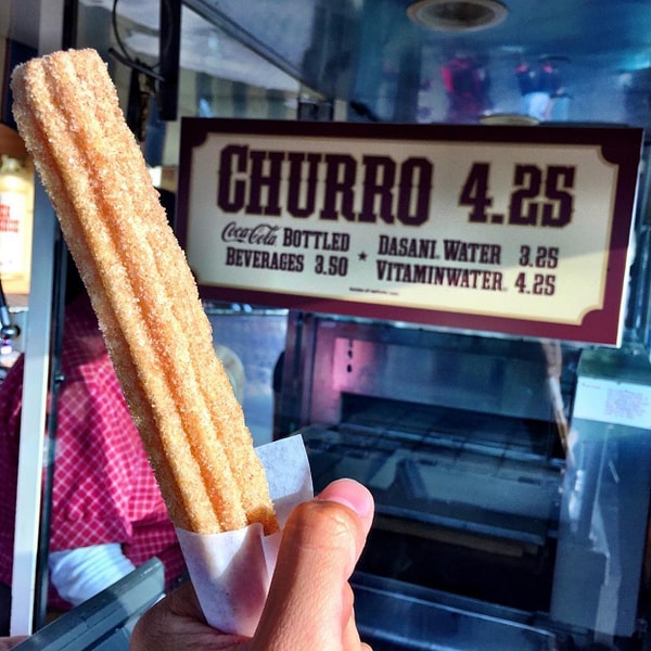 3. Каждый год Диснейленд продаёт посетителям 2.8 миллиона чурров (палочки из теста, обжаренные во фритюре).