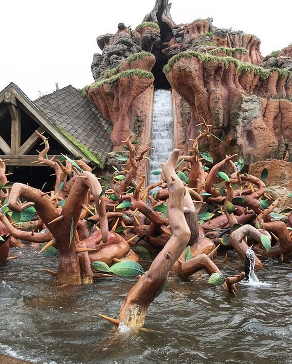 13. Одна капля воды аттракциона "Splash Mountain" достигает скорости в 64 км/ч.