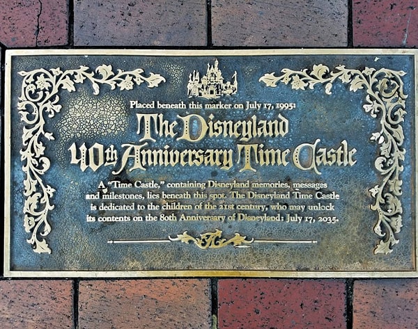 19. В 1995 году в честь сороковой годовщины Диснейленда капсула времени в форме замка Спящей Красавицы была захоронена во внутреннем дворике этого самого замка. Но откроют её только в 2035 году (на восьмидесятую годовщину парка).