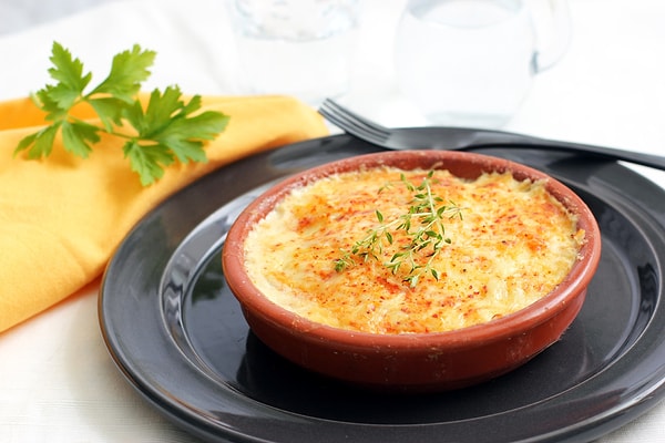 10. Картофельная запеканка с сосисками в мультиварке