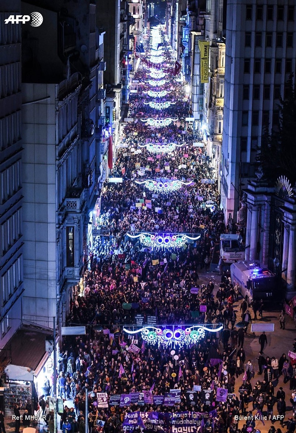 Feministlerin 8 Mart Gece Yürüyüşünden Atarlı Giderli 25 Pankart