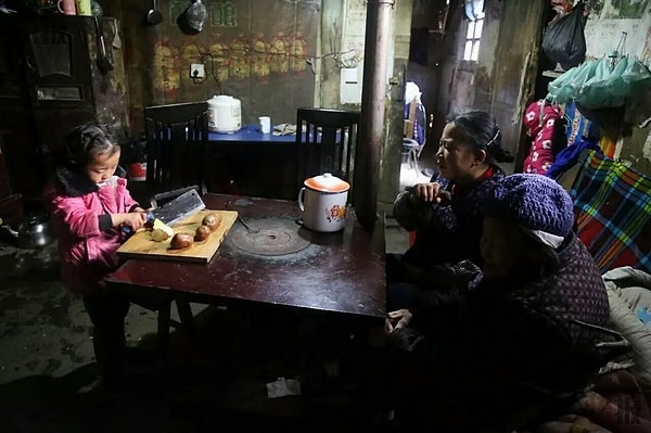 6. Когда девочке было всего три месяца, ее отца по неизвестным нам причинам посадили в тюрьму