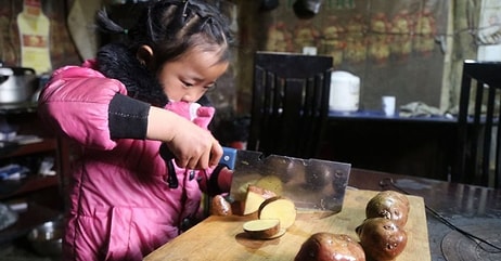 5-летняя девочка самолично заботится о своих бабушках после того, как ее покинула мать