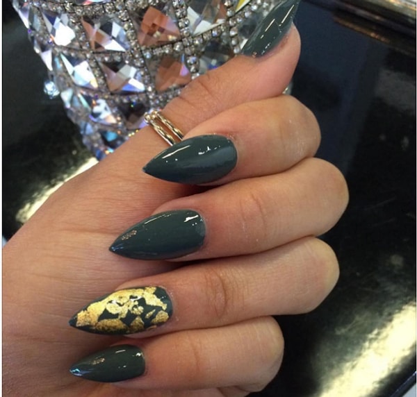 4. Золотые акценты делают маникюр более гламурным