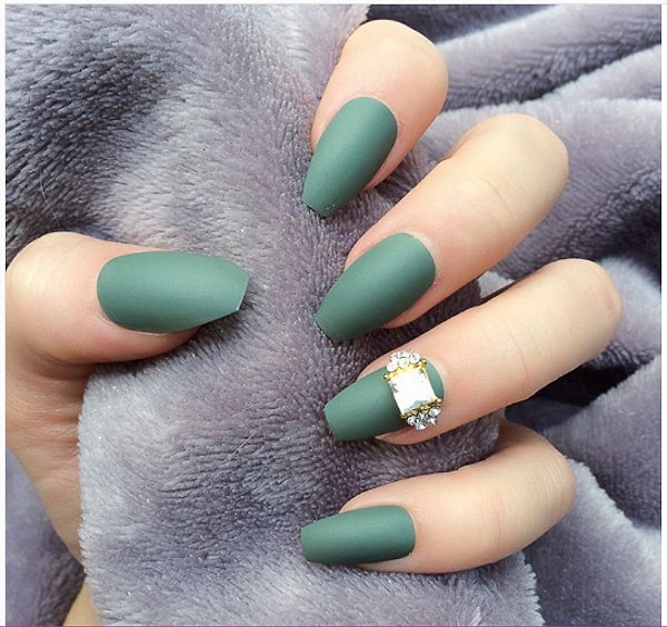 6. Золотой акцент на всего лишь одном ноготке меняет все