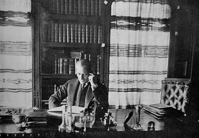 Bu durum onu daha da heyecanlandırdı ve zarfı açtı. "Elmira, New York, 28 Ekim 1923"