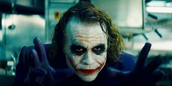 5. Heath Ledger'ın isteği üzerine, ilk başta düz bir çizgi şekilde düşünülen ''Joker''in yara izi, daha kıvrımlı ve neredeyse gözlerine değecek şekilde tasarlanmış.