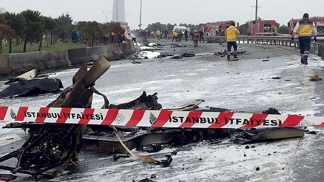 Kazada helikopterin 5 parçaya bölündüğü belirtildi. Parçaların E-5’e dağılmasının ardından trafiğe kapatılan yol enkazın kaldırılmasının ardından yeniden açıldı.