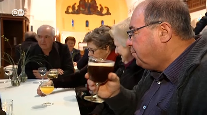 Pazar Ayini Sonrası Bara Dönüşen Kilise