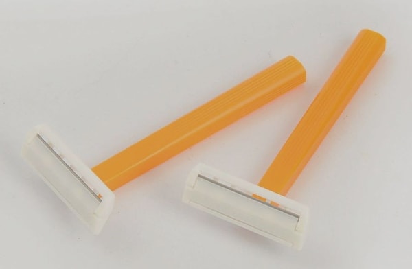 1. Использовать старую бритву, не меняя ее долгие месяцы