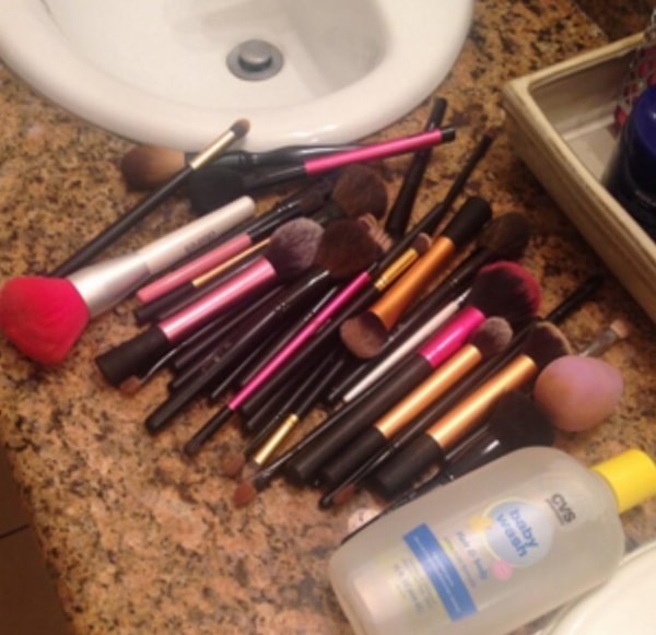 6. Не мыть кисточки для макияжа долгие месяцы