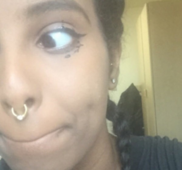 11. Использовать слюну, чтобы поправить макияж