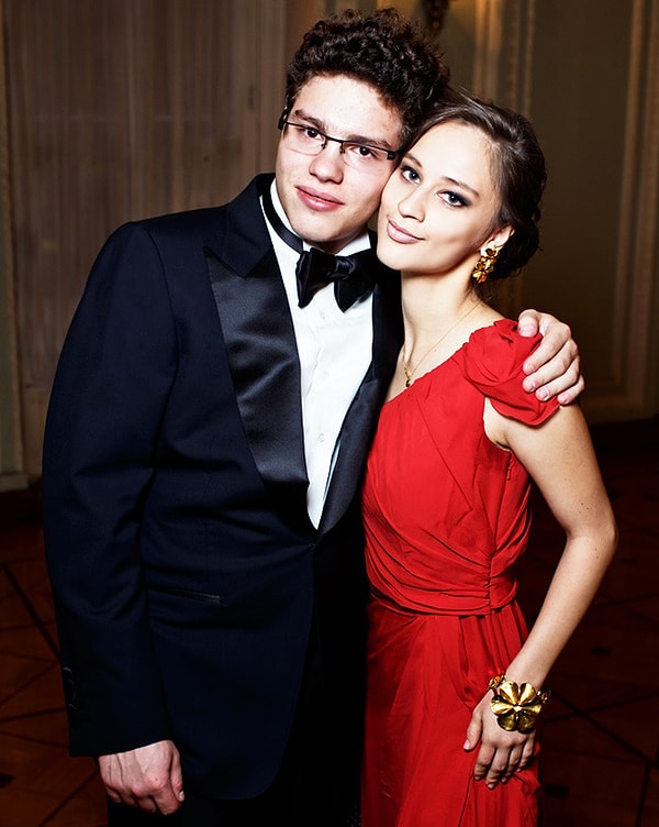 9. Антон Немцов встречается со студенткой Анастасией Межуевой