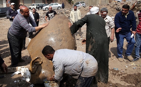 Heykelin bulunduğu mahalle eski Heliopolis şehri üzerine kurulu. Şehir eskiden güneş tanrısı Ra'ya tapınma merkezliği yaptığı için bu adı almış.