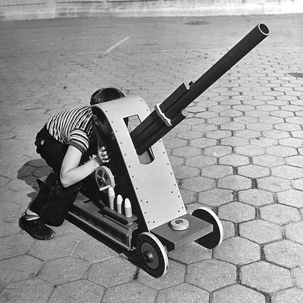 4. Зенитная пушка с настоящими запускающимися ракетами (1942 год):