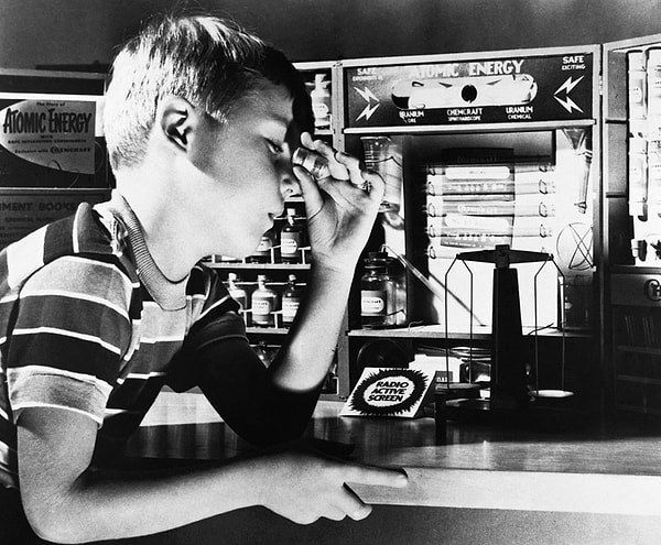 6. Набор для игры в атомного энергетика с образцом настоящего урана (приблизительно 1950 год):