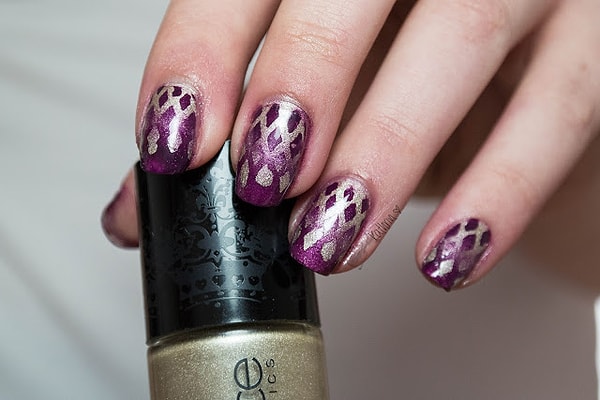 7. Не забудьте покрыть защитным слоем, чтобы эта красота продержалась на ногтях хоть чуть-чуть дольше