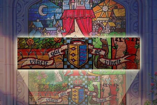 2. Фраза на латыни “Vincit qui se vincit,” которую мы видим на витраже в начале фильма, по сути выражает мораль фильма. Она означает: “Побеждает тот, кто побеждает себя”