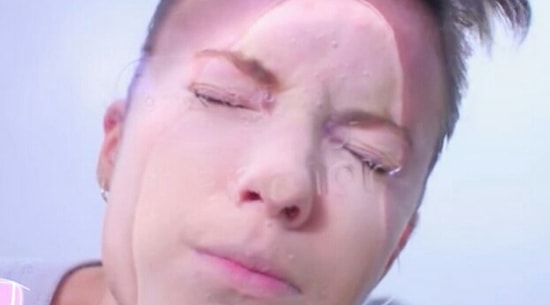 Окуните лицо в холодную воду: Странный лайфхак от любителей матового макияжа