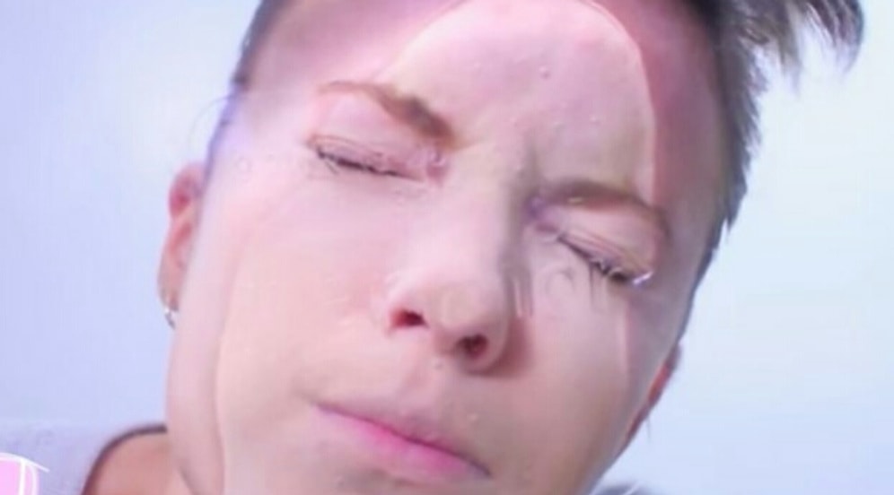 Окуните лицо в холодную воду: Странный лайфхак от любителей матового макияжа