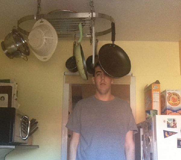 18. Квартиры друзей могут быть настоящей ловушкой для тебя. Ведь там незнакомые потолки. И люстры низко висят. И еще много чего