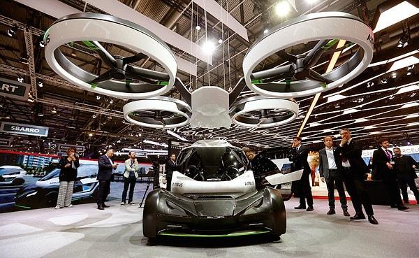 1. Airbus'ın iki kişilik elektrikli araba tasarımı Pop.Up: Kendisi drone yardımıyla dikey kalkış yapabilmek üzere tasarlanmış.