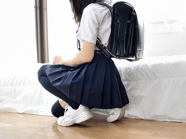 Japonya'da binlerce genç kız insan tacirlerinin elinde iş adamlarına pazarlanıyor. Okul üniformalı genç kızlarla seks yapmak bir moda haline gelmiş durumda!