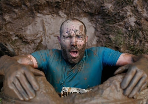 6. Каждый год на полосе препятствий устраивают новые испытания, так что к этому забегу невозможно подготовиться