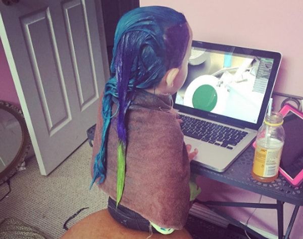 4. Чтобы покрасить волосы Лайры, Мэри использовала краску Manic Panic. Эта краска не токсична и постепенно исчезает после каждого мытья волос.