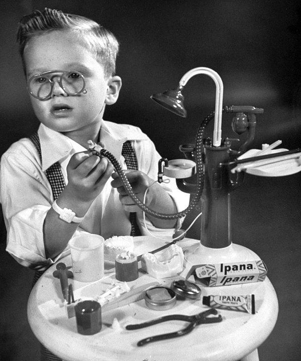 15. Diş çekme ekipmanlarıyla dişçi seti, 1945: